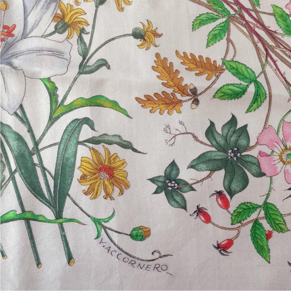 Vintage Gucci Flora Scarf 1966 Silk Flowers Decorations Dark Blue Frame - Picture 7 of 13